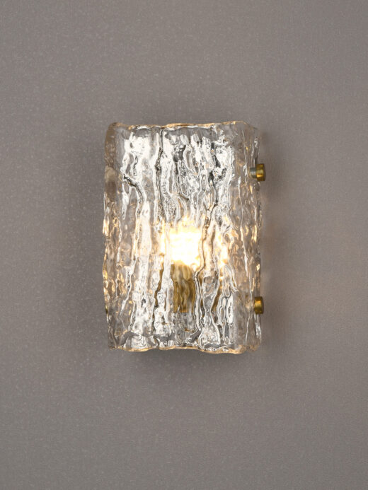 Elegant contemporary wall lamp featuring