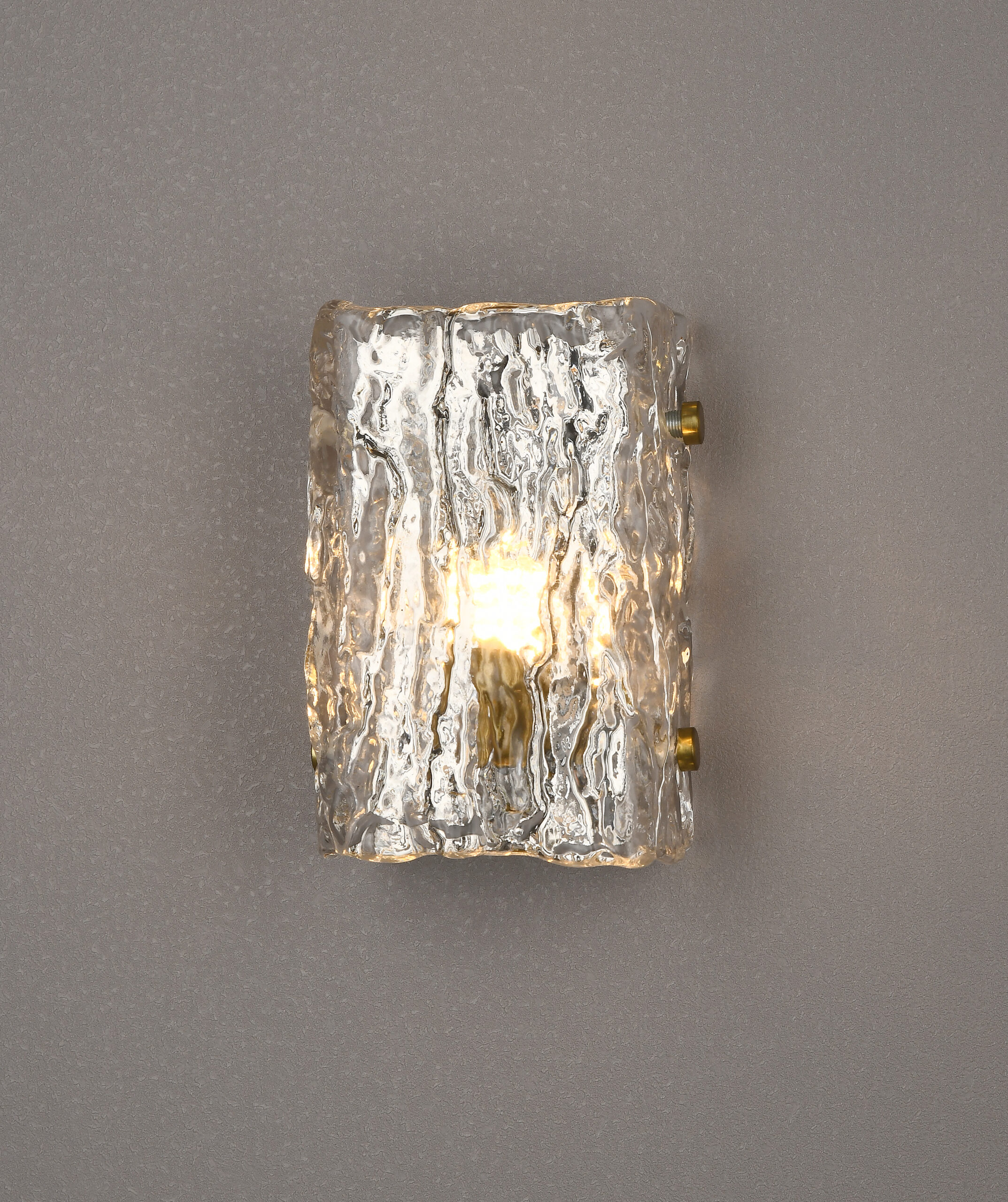 Elegant contemporary wall lamp featuring