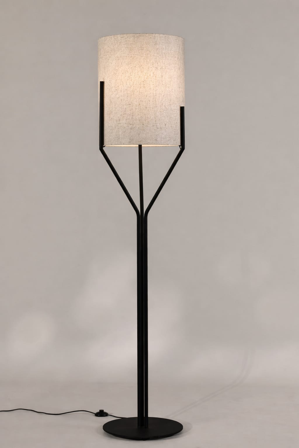 Elegant Open-Frame Floor Lamp - Black
